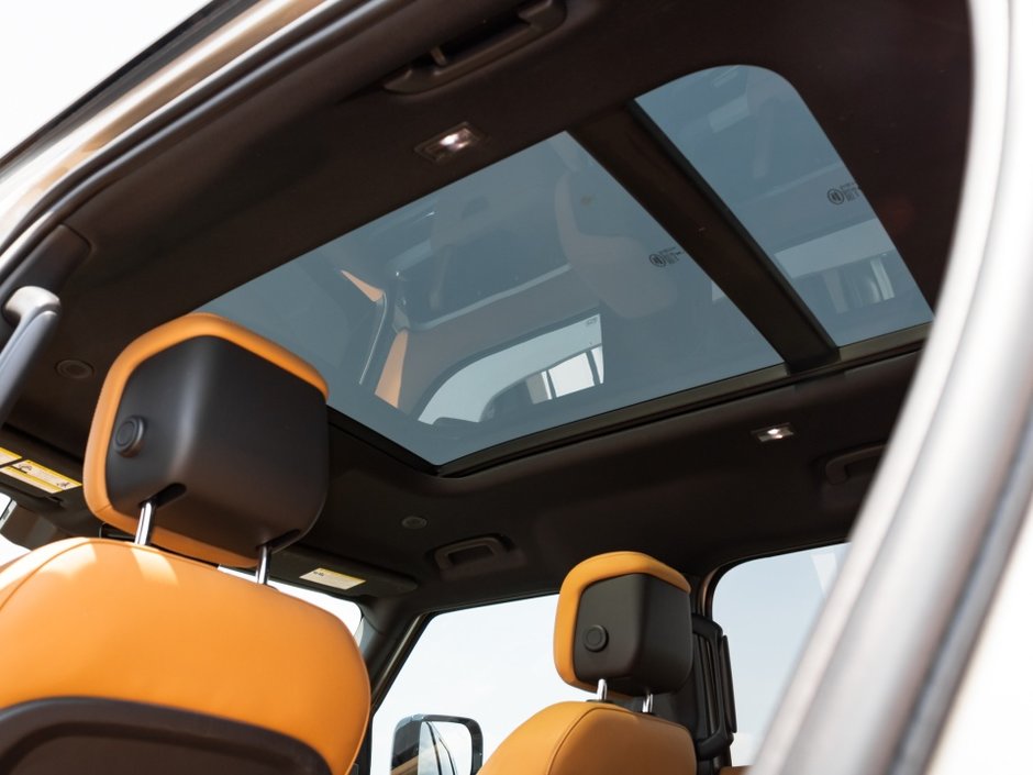 Land Rover Defender SE 2023-22