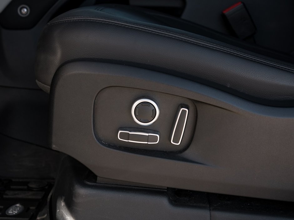 Land Rover Defender SE 2023-10