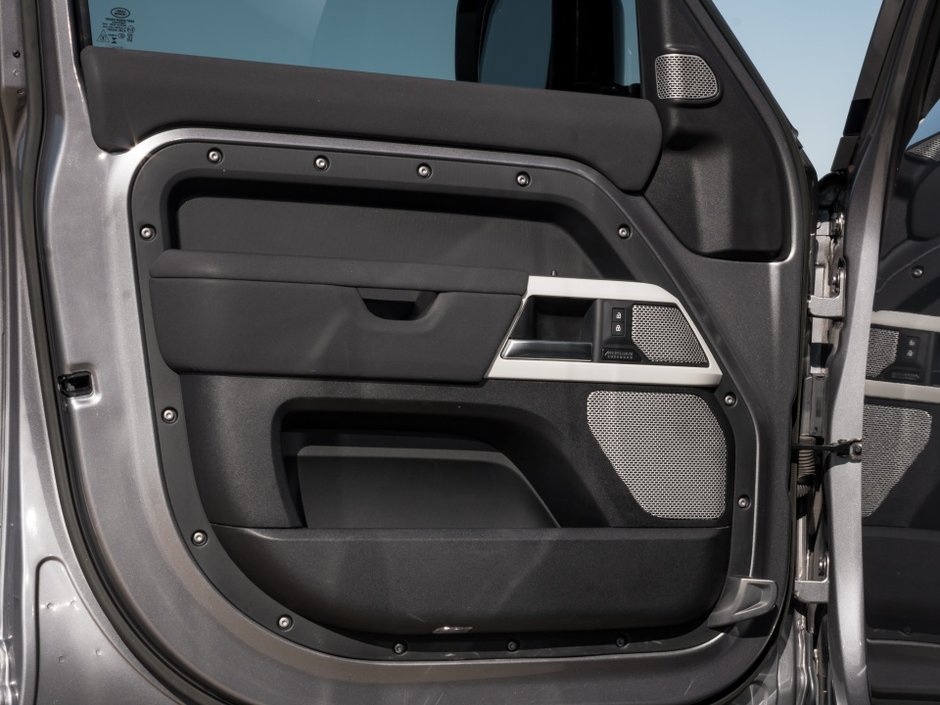 Land Rover Defender SE 2023-9