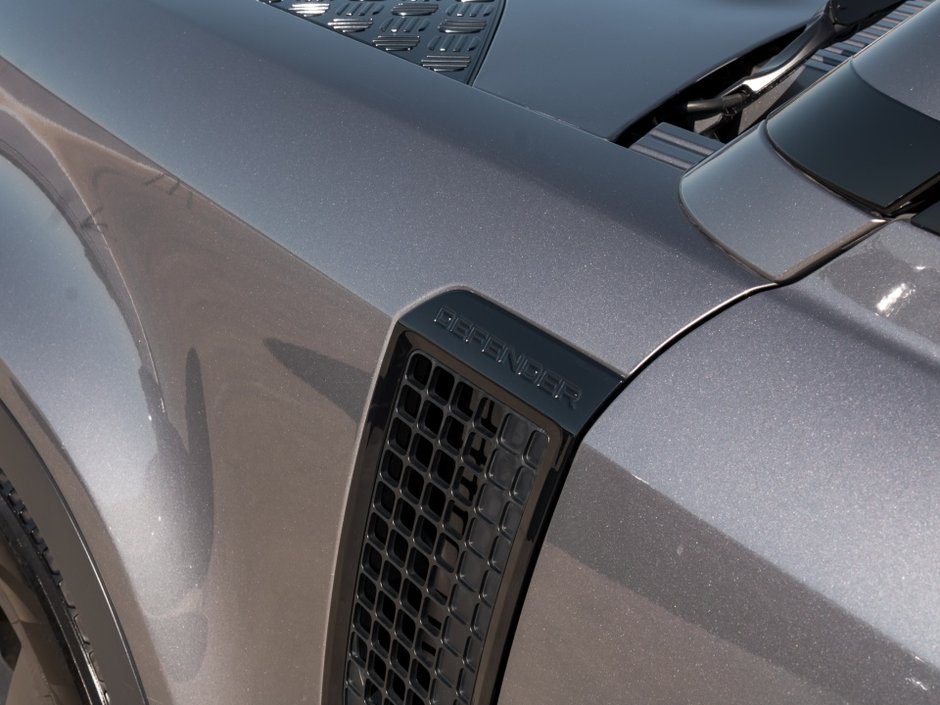 Land Rover Defender SE 2023-31