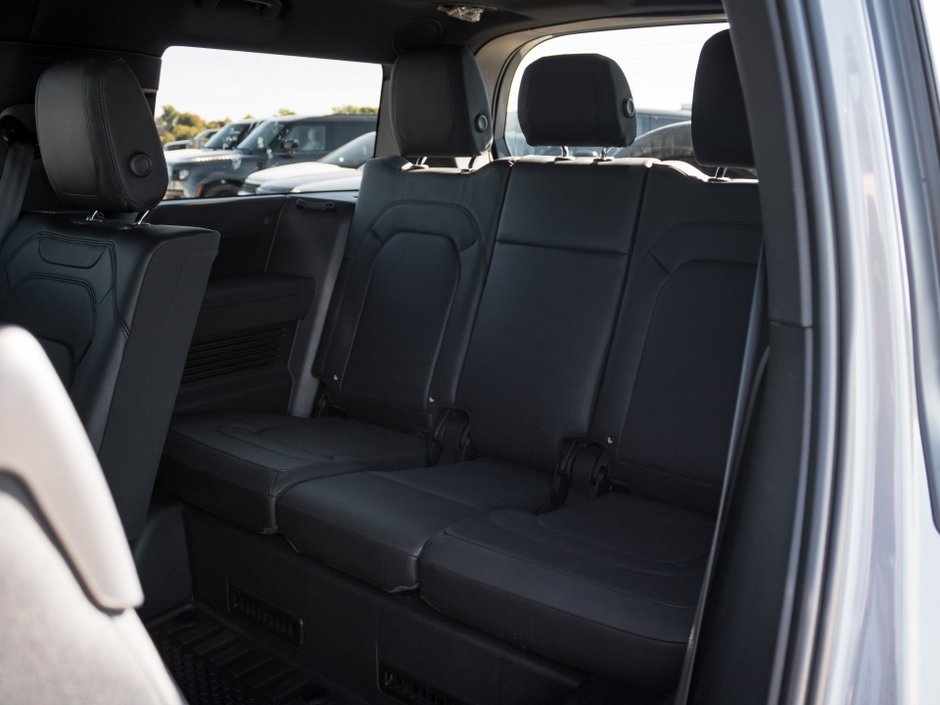 Land Rover Defender SE 2023-23