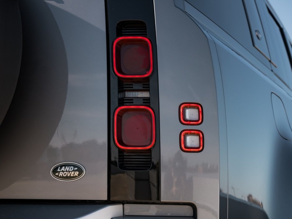 Land Rover Defender SE 2023-29