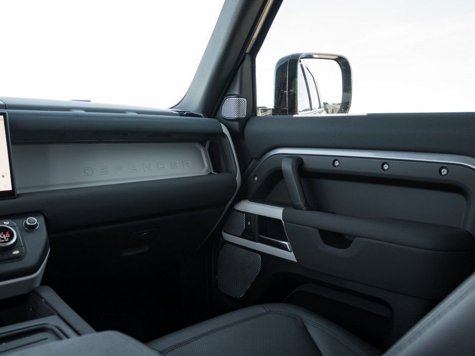 Land Rover Defender SE 2023-24