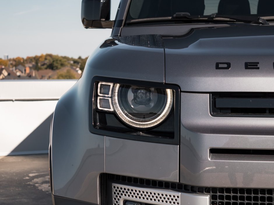 Land Rover Defender SE 2023-33