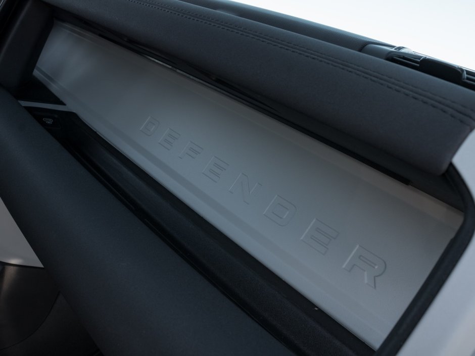 Land Rover Defender SE 2023-26