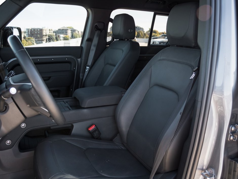 Land Rover Defender SE 2023-11