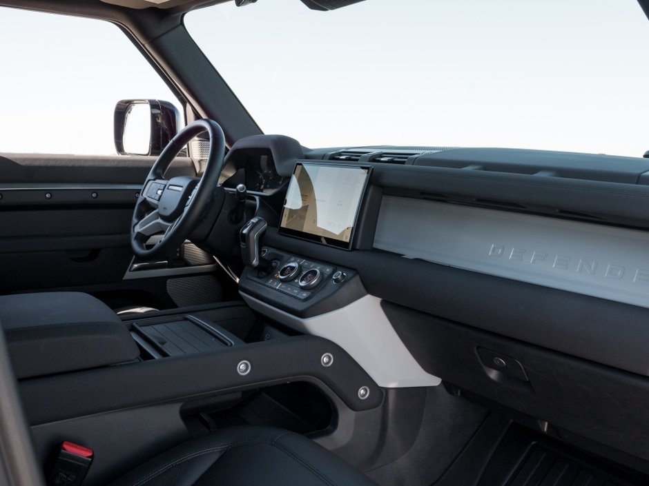 Land Rover Defender SE 2023-25