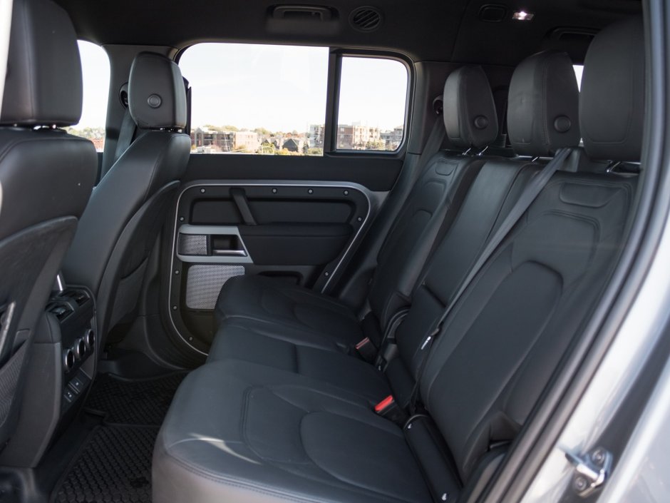 Land Rover Defender SE 2023-3