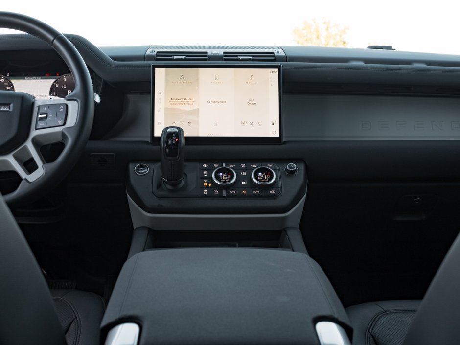 Land Rover Defender SE 2023-13