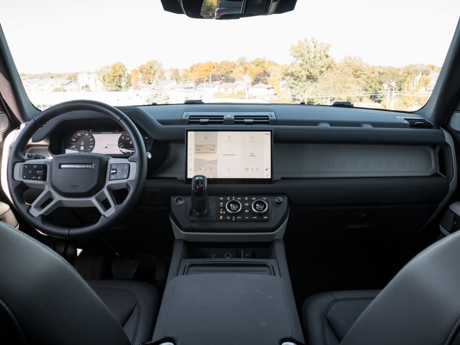 Land Rover Defender SE 2023-12