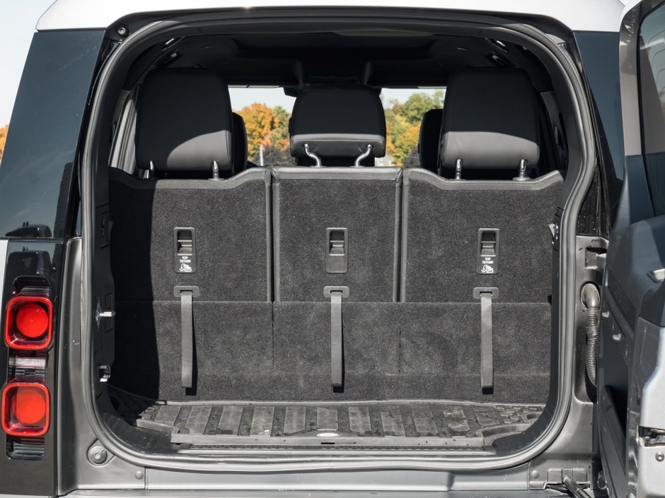 Land Rover Defender SE 2023-34