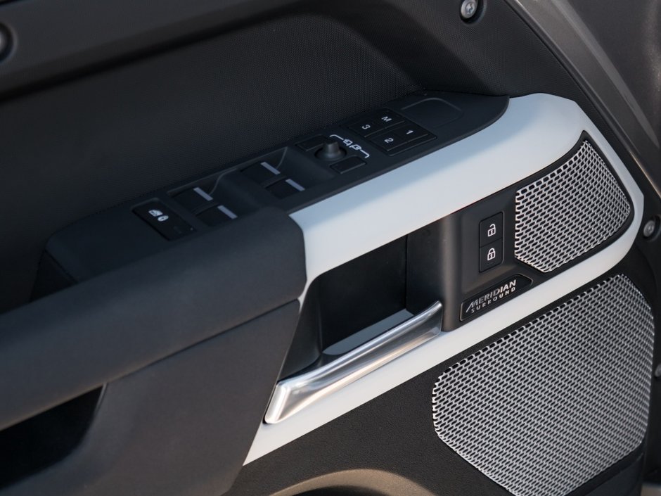 Land Rover Defender SE 2023-8