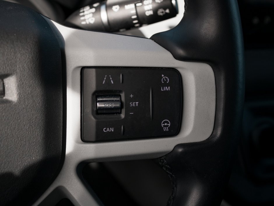 Land Rover Defender S 2023-17