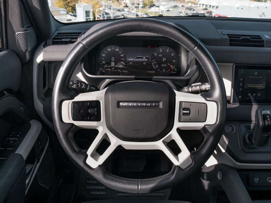 Land Rover Defender S 2023-15