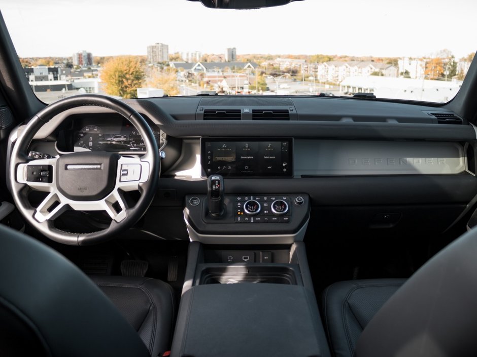 Land Rover Defender S 2023-13