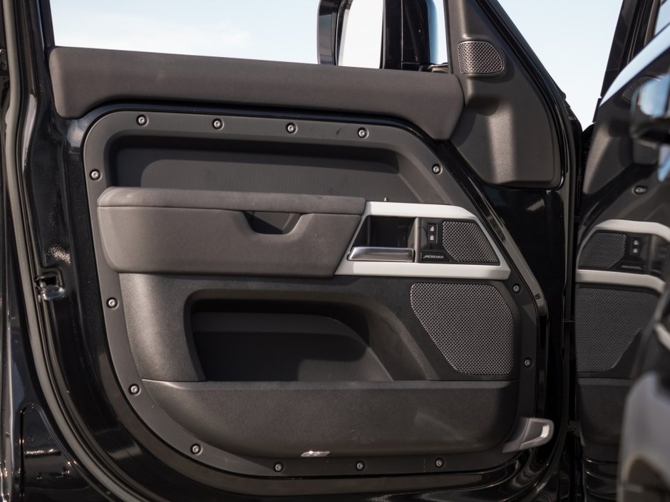 Land Rover Defender S 2023-8