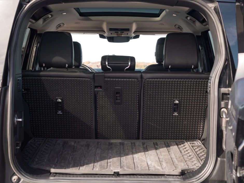 Land Rover Defender S 2023-35