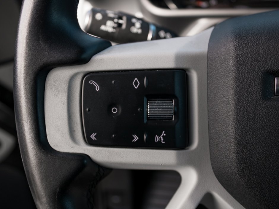 Land Rover Defender S 2023-16