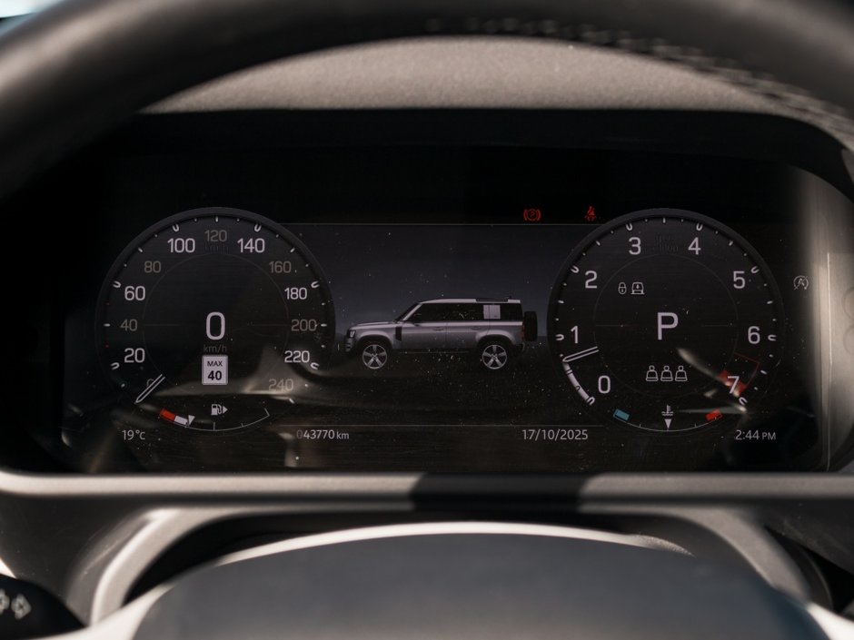 Land Rover Defender S 2023-14