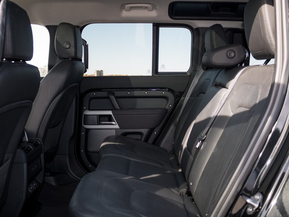 Land Rover Defender S 2023-3