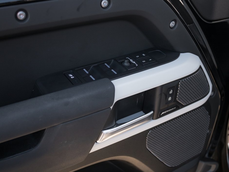 Land Rover Defender S 2023-10