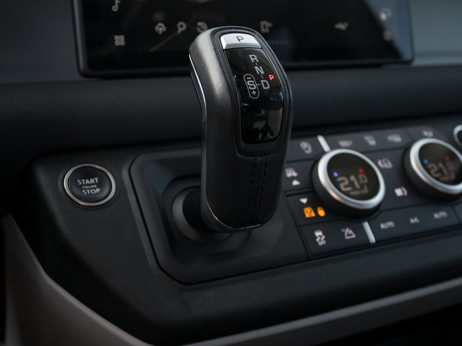 Land Rover Defender S 2023-22