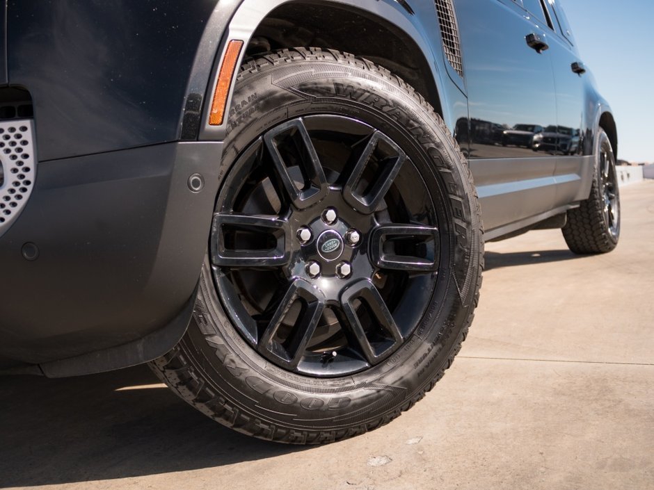 Land Rover Defender S 2023-36