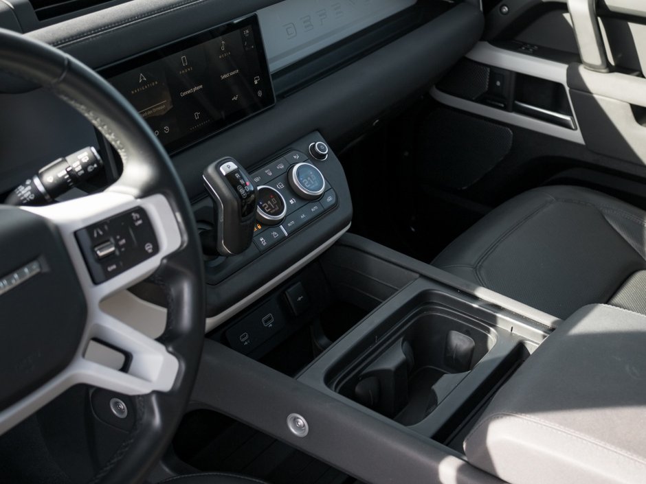 Land Rover Defender S 2023-25