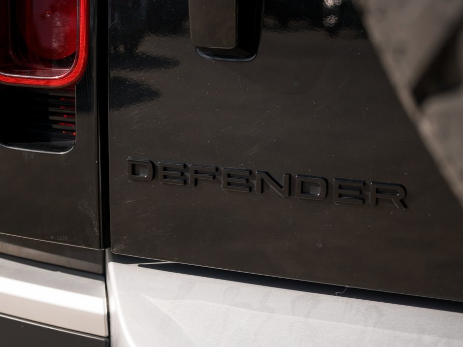 Land Rover Defender S 2023-33