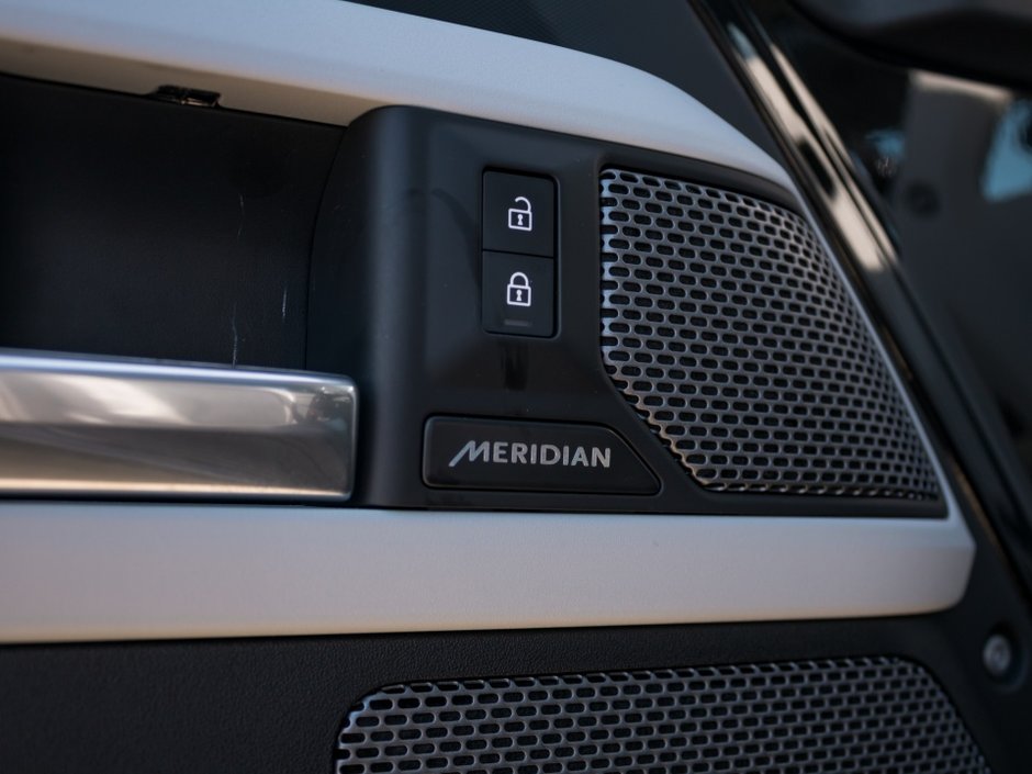 Land Rover Defender S 2023-9