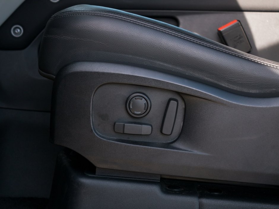 Land Rover Defender S 2023-11