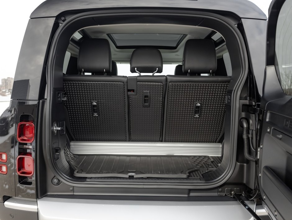 Land Rover Defender S 2024-31