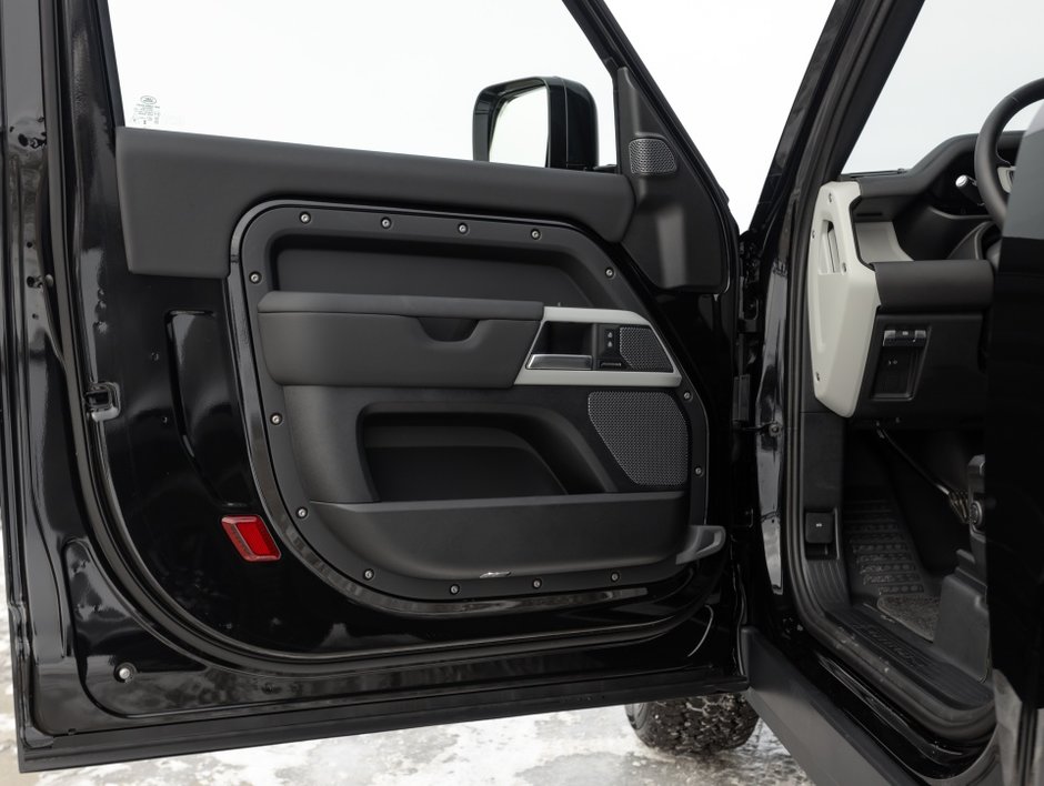 Land Rover Defender S 2024-8