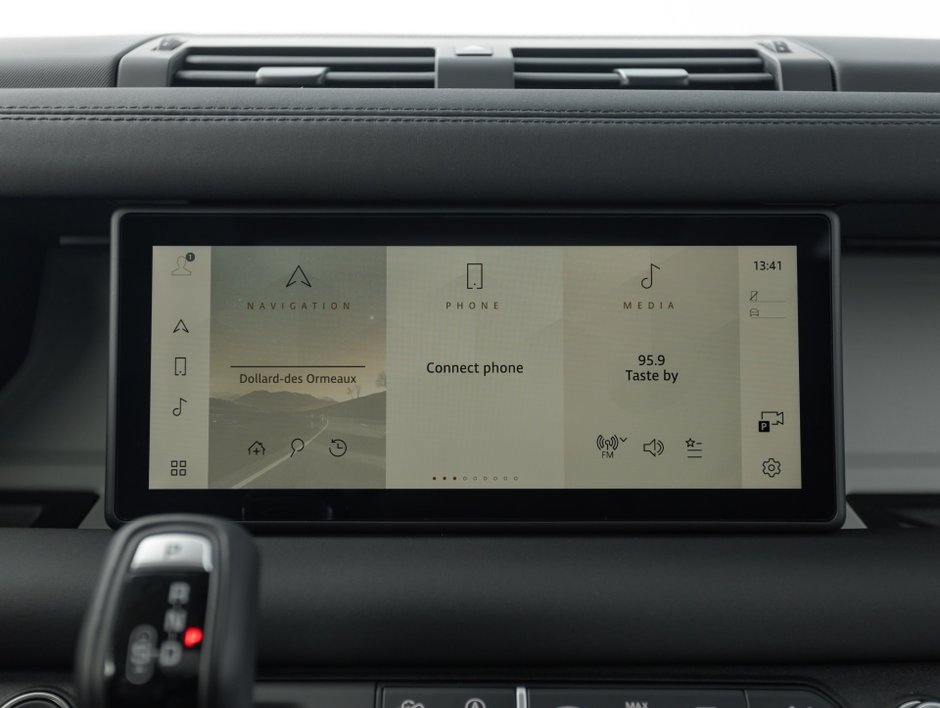Land Rover Defender S 2024-13