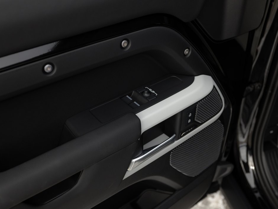 Land Rover Defender S 2024-26