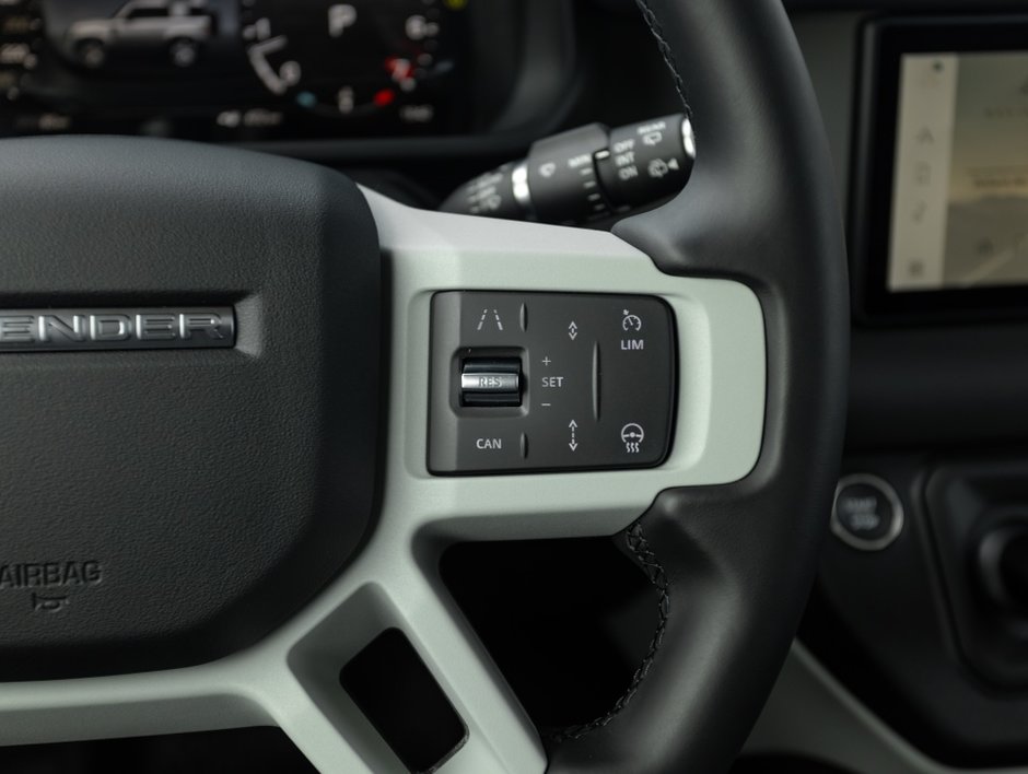 Land Rover Defender S 2024-17