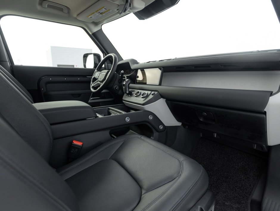 Land Rover Defender S 2024-20