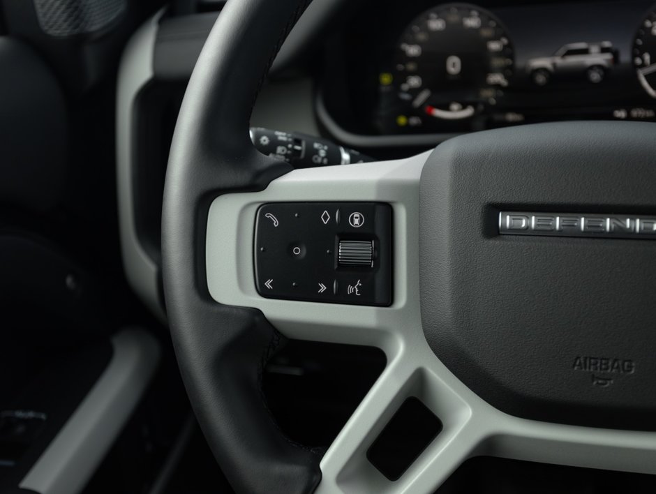 Land Rover Defender S 2024-16