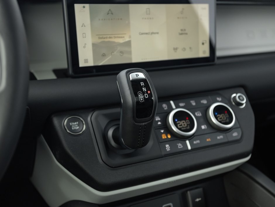 Land Rover Defender S 2024-15