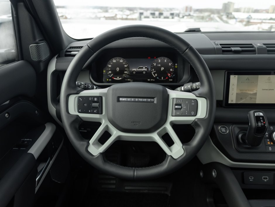 Land Rover Defender S 2024-18