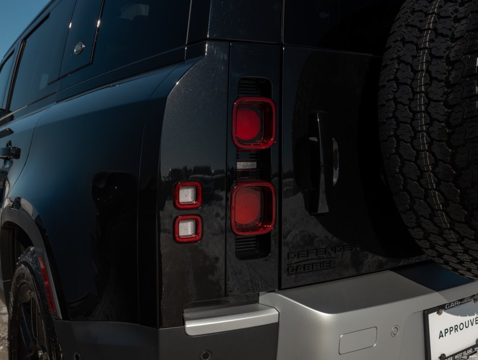 2024 Land Rover Defender S-32
