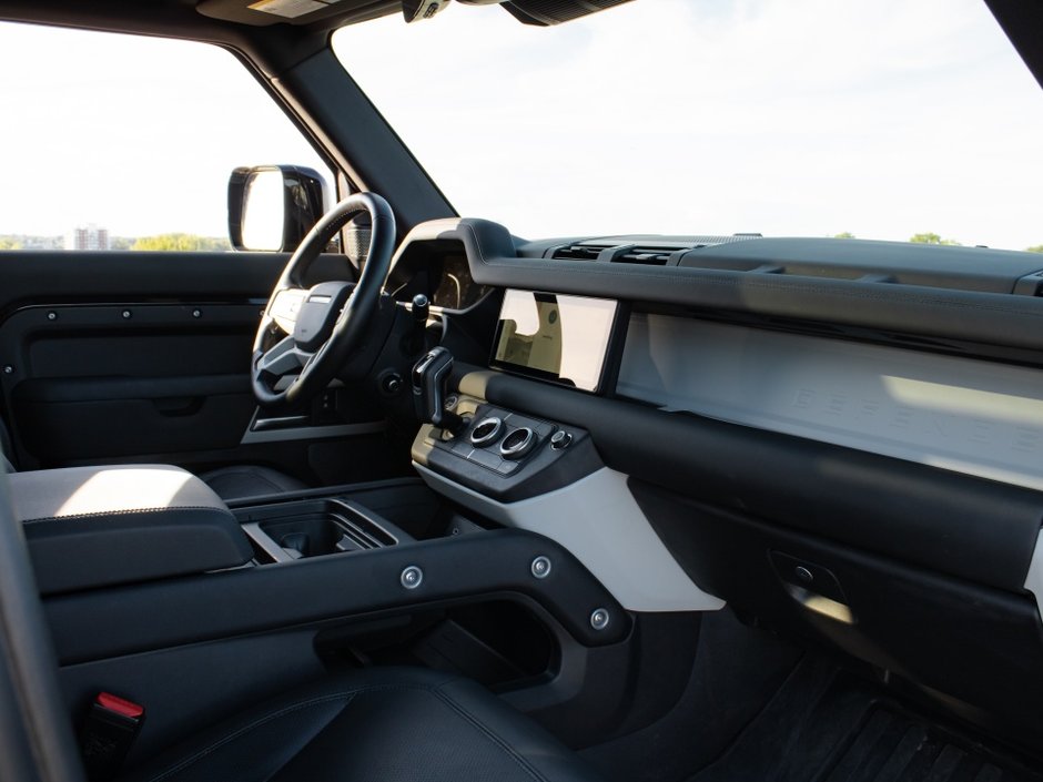 2024 Land Rover Defender S-29