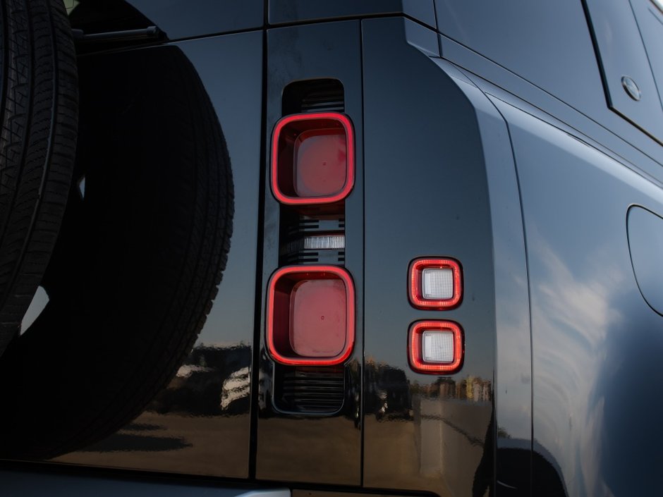 2024 Land Rover Defender S-32