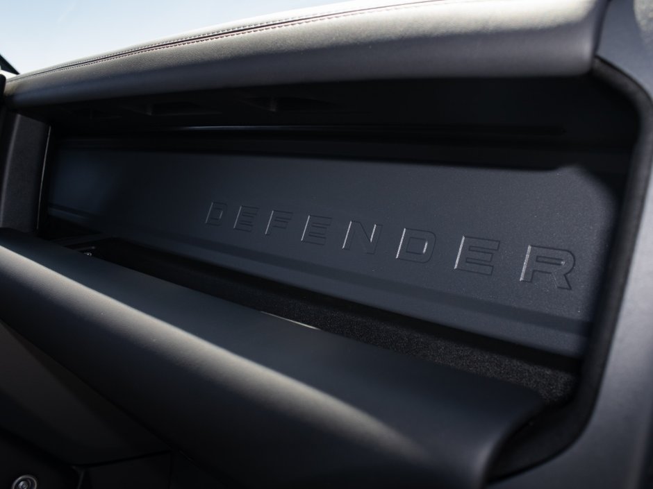 2025 Land Rover Defender X-Dynamic SE-27