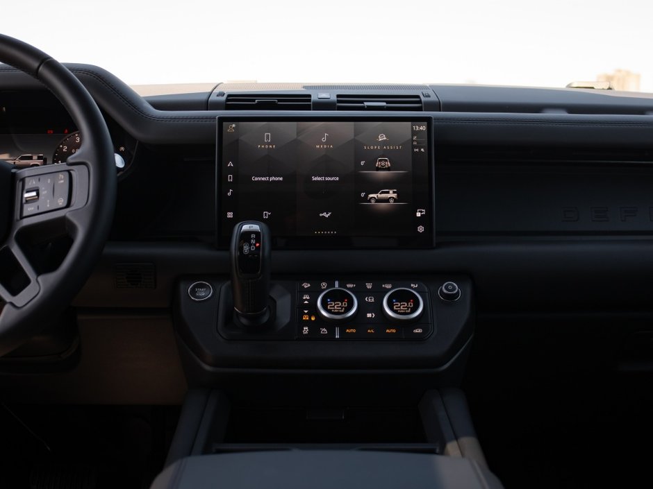2025 Land Rover Defender X-Dynamic SE-18