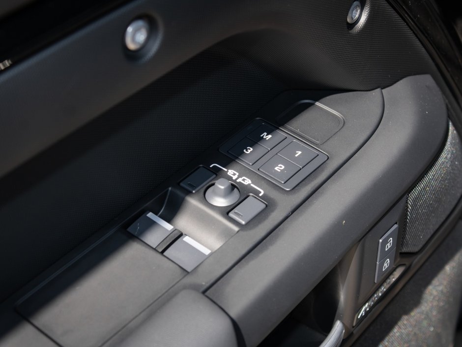 2025 Land Rover Defender X-Dynamic SE-8