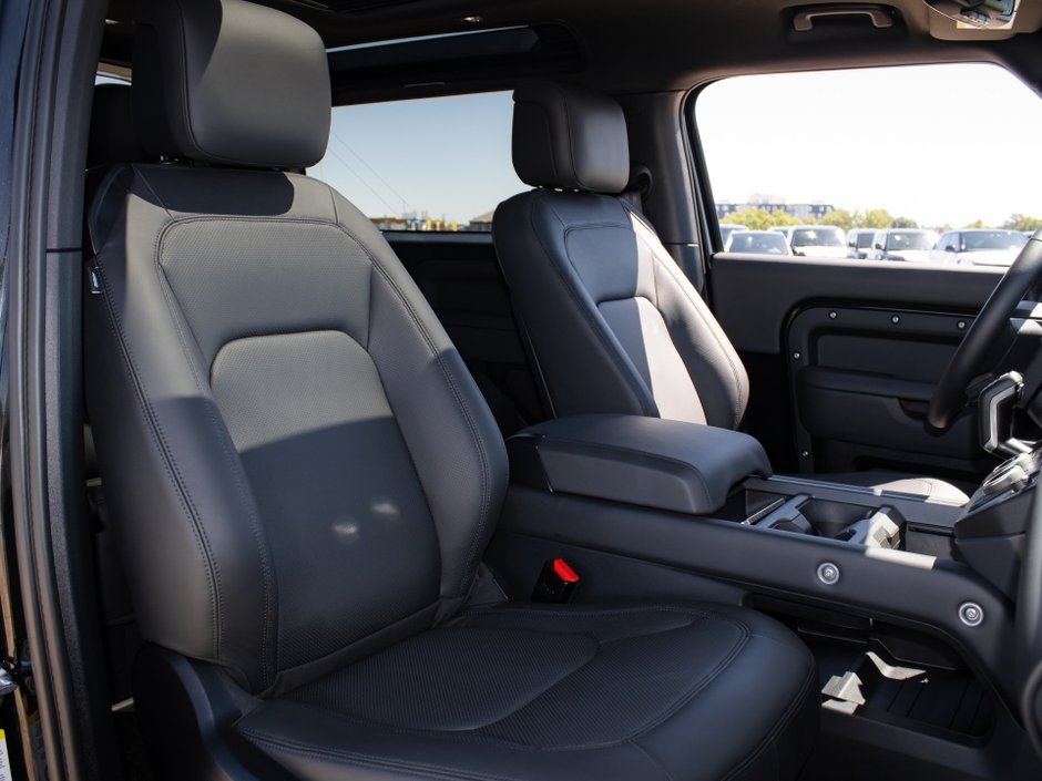 2025 Land Rover Defender X-Dynamic SE-28