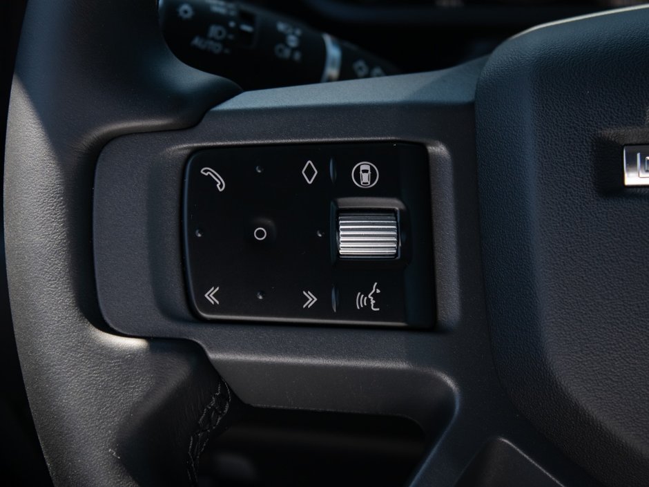 2025 Land Rover Defender X-Dynamic SE-14