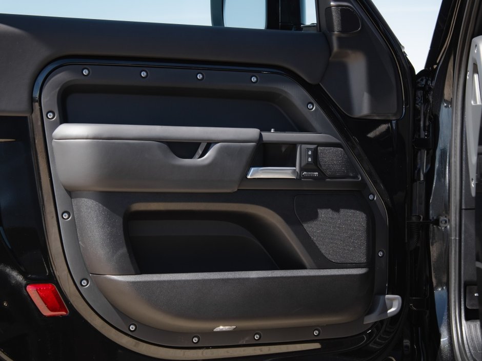 2025 Land Rover Defender X-Dynamic SE-7