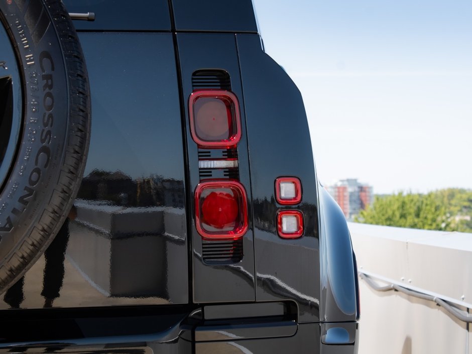 2025 Land Rover Defender X-Dynamic SE-31